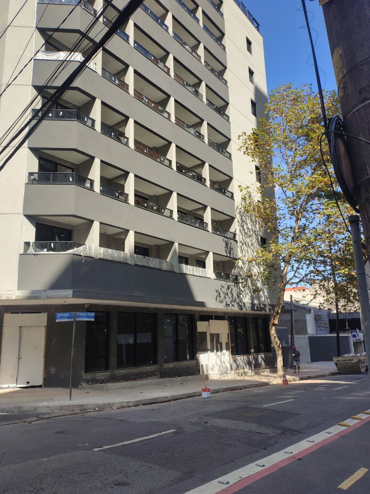 Bastidores: montar canteiro em rua estreita da Vila Mariana
